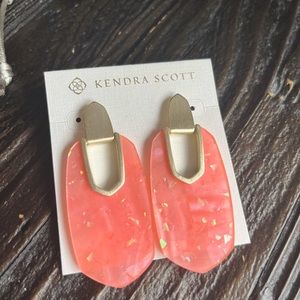 Kendra Scott Kailyn Large Gold drop earrings in iridescent coral illusion stone.